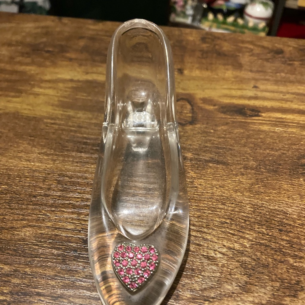 Cinderella's glass slipper with red crystal heart buckle in front - Picture 2 of 7